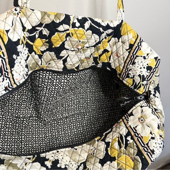 Vera Bradley dogwood duffel bag - Picture 4 of 4